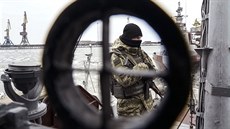 Člen ukrajinské pobřežní stráže hlídkuje na lodi nedaleko přístavu Mariupol v...
