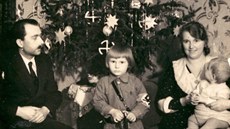 Nmecká rodina u vánoního stromeku s nacistickými ozdobami v roce 1932.