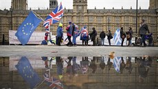 Zastánci brexitu manifestují ped britským parlamentem (6.12.2018)