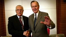 Václav Klaus a George Bush starší při setkání v dubnu 2004