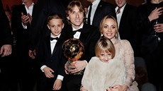 Luka Modrič se svou rodinou poté, co převzal Zlatý míč za rok 2018.