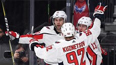 Brett Connolly (vlevo), Jakub Vrána a Jevgenij Kuzncov slaví gól Washingtonu.