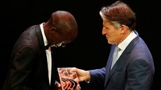 éf federace IAAF Sebastian Coe pedává cenu pro nejlepího svtového atleta....