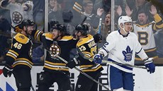 David Krejí (vlevo), David Pastrák a Brad Marchand práv zaídili gól Bostonu...