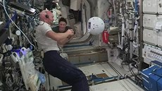 Astronaut si ve vesmíru povídal s robotem