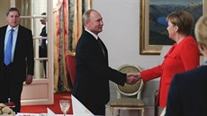 N�mecká kanclé�ka Angela Merkelová se se�la na okraj summitu G20 v argentinském...