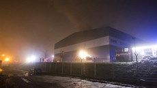 Jihlavští hasiči likvidují požár haly s elektroodpadem (3. prosince 2018)