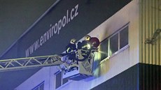 Jihlavští hasiči likvidují požár haly s elektroodpadem (3. prosince 2018)