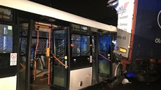 V praských Horních Poernicích se srazil autobus s nákladním autem. (3....