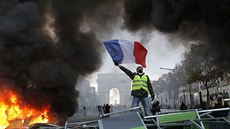 Demonstrant v žluté vestě v Paříži při protivládním protestu kvůli zvyčování...