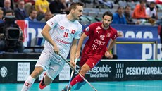 �eský florbalista Ji�í Curney (vzadu) sleduje �výcarského soupe�e.