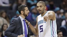 Nicolas Batum z Charlotte upozoruje svého trenéra Jamese Borrega.