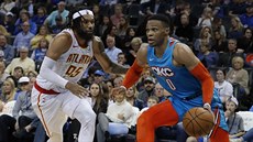 Russell Westbrook (vpravo) z Oklahoma City uniká DeAndre'mu Bembrymu z Atlanty.