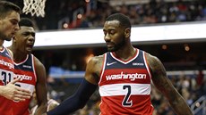 Tomá Satoranský, Thomas Bryant a John Wall (zleva) se radují z trefy...