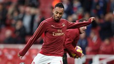 Pierre-Emerick Aubameyang z Arsenalu se rozcviuje.