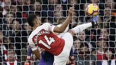 Pierre-Emerick Aubameyang z Arsenalu míjí branku Tottenhamu.