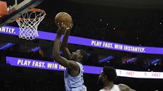 Jaren Jackson Jr. z Memphisu stoupá ke koi Philadelphie mezi Amirem Johnsonem...