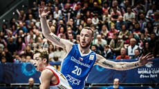 Ruský reprezentant Dmitrij Chvostov (vlevo) útoí na eský ko kolem imona...