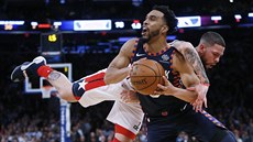 Courtney Lee (s míem) z New Yorku faulovaný Austinem Riversem z Washingtonu.