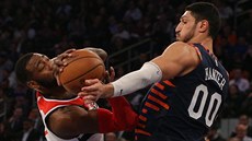 Enes Kanter (vpravo) z New Yorku a John Wall z Washingtonu bojují o mí.