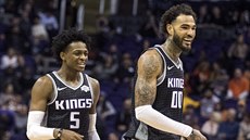 De'Aaron Fox (5) a Willie Cauley-Stein (00) jsou spokojení s výkonem Sacramenta...