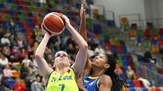 Alena Hanuová (vlevo) z USK Praha útoí na ko Castors Braine kolem Celeste...