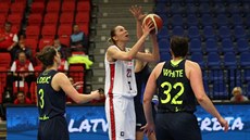 Nymburská basketbalistka Alexandra Chomenuková (v bílém) zakonuje na ko...