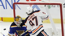 Connor McDavid (97) z Edmontonu prostelil gólmana Jakea Allena ze St. Louis.