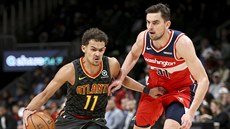 Trae Young (vlevo) z Atlanty obchází Tomáe Satoranského z Washingtonu.