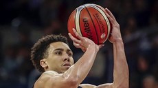 Travis Trice z amerického výbru stílí na ko Uruguaye.