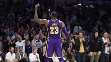 LeBron James z LA Lakers hecuje publikum v zápase se San Antoniem.