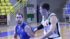 Radim Kle�ka (v modrém) z Opavy proniká k nymburskému ko�i kolem Petra Bendy.
