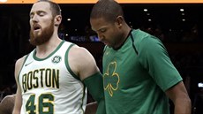 Bostonský pivot Aron Baynes (46) kulhá ze hit, pomáhá mu spoluhrá Al...