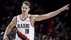 Jake Layman z Portlandu oslavuje svou trojku.