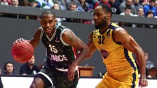 Jamar Smith (vlevo) z Unics Kaza uniká Tekelemu Cottonovi z Fiatu Turín,