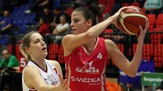 Nicolina Deli�ová (vlevo) z Nymburka brání Terezu Sedlá�kovou ze Slavie.