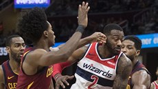 John Wall (2) z Washingtonu se tla�í ke ko�i Clevelandu mezi Collinem Sextonem...