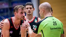 Svitavský kapitán Roman Marko se hádá s rozhod�ím, uklid�uje ho spoluhrá� Pavel...