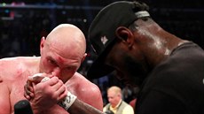 Deontay Wilder (vpravo) a Tyson Fury po remízovém duelu v Los Angeles