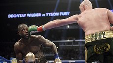 Momentka z duelu boxer Deontaye Wildera (vlevo) a Tysona Furyho v Los Angeles.