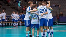 Fin�tí florbalisté slaví gól ve �tvrtfinále mistrovství sv�ta.