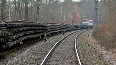 Vytrhávání kolejí na staré pražské trati mezi Plzní a Chrástem. Kolejiště se...