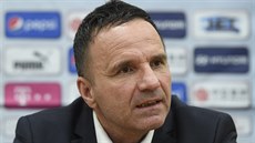 Nový trenér fotbalové jednadvacítky Karel Krejčí hovoří na tiskové konferenci.