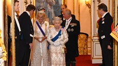 Královna Albta II. pichází na recepci pro diplomaty v Buckinghamském paláci...