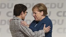 Angela Merkelová gratuluje nov zvolené pedsedkyni Kesanskodemokratické unie...
