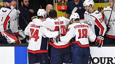 Hrá�i Washingtonu pomáhají z ledu Tomu Wilsonovi, který schytal v utkání s...