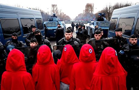 Ve Francii se opt seli pznivci hnut lutch vest, kter protestuje proti...