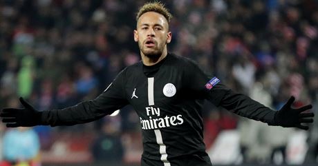 Neymar junior z Paris St. Germain se raduje v utkn Ligy mistr na CZ Blehrad.