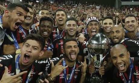 Fotbalisté brazilského Atlética Paranaense se radují z triumfu v Jihoamerickém...