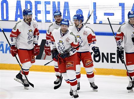 etí hokejisté s Jiím Sekáem uprosted slaví sníení v utkání s Finskem.